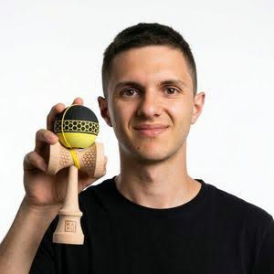 Andrei Bogdan ținând o kendama